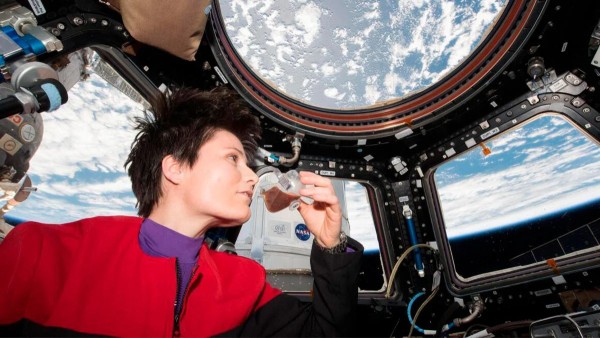 Δείτε πώς πίνουν καφέ στο διάστημα – Η κούπα της NASA που αψηφά την έλλειψη βαρύτητας