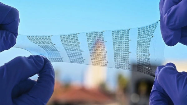 Επιστήμονες ανέπτυξαν φορετή συσκευή με οθόνη LED που παρακολουθεί την υγεία των ασθενών